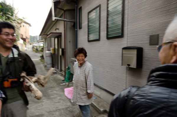 <b>ネコ道を抜けたら海岸へ出た。藤原さんは釣りが大好きな趣味ということでボートや船舶免許も所有されているとか。海や漁師の話しについても詳しい。さすが、門司港の男だ。漁師や地元の人たちとも顔見知りだが、藤原さんはどうやら漫画家だと勝手に思われているらしい（笑）</b>