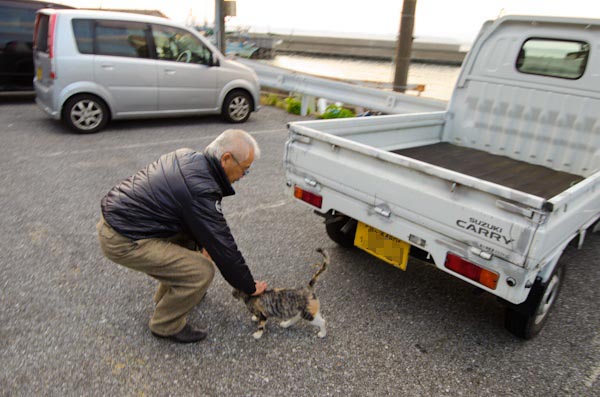 <b>ネコ道を抜けたら海岸へ出た。藤原さんは釣りが大好きな趣味ということでボートや船舶免許も所有されているとか。海や漁師の話しについても詳しい。さすが、門司港の男だ。漁師や地元の人たちとも顔見知りだが、藤原さんはどうやら漫画家だと勝手に思われているらしい（笑）</b>