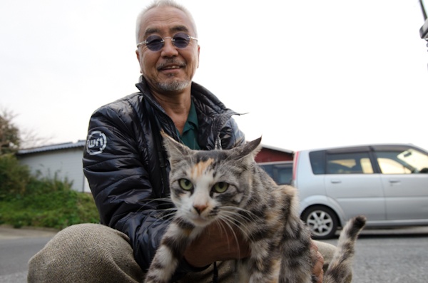 <b>陽が沈むまでみんなで一緒にブラブラ撮影＆散歩してアトリエへ戻る。瀬戸内寂聴さんと一緒に吟味して完成したというコラボのお酒をいただいた。その名も「終の栖（ついのすみか）」。この美味しい吟醸酒は広島の賀茂泉酒造から発売中! 題字はもちろん藤原さんの書によるもの</b>