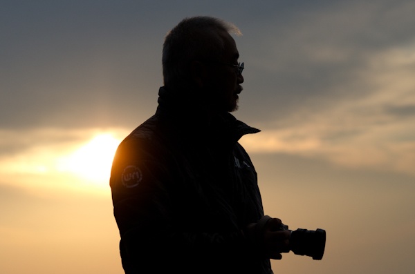 <b>陽が沈むまでみんなで一緒にブラブラ撮影＆散歩してアトリエへ戻る。瀬戸内寂聴さんと一緒に吟味して完成したというコラボのお酒をいただいた。その名も「終の栖（ついのすみか）」。この美味しい吟醸酒は広島の賀茂泉酒造から発売中! 題字はもちろん藤原さんの書によるもの</b>