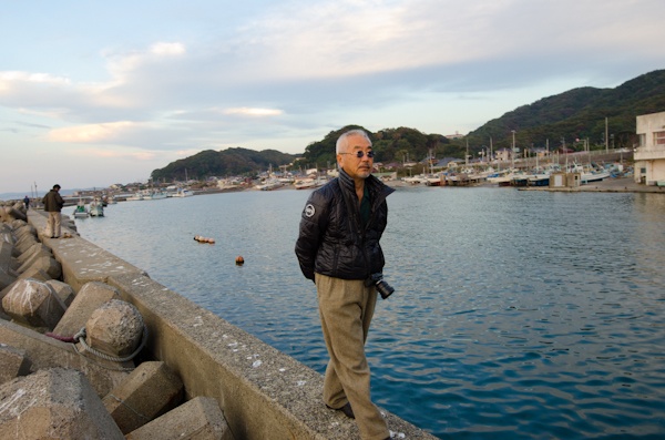 <b>陽が沈むまでみんなで一緒にブラブラ撮影＆散歩してアトリエへ戻る。瀬戸内寂聴さんと一緒に吟味して完成したというコラボのお酒をいただいた。その名も「終の栖（ついのすみか）」。この美味しい吟醸酒は広島の賀茂泉酒造から発売中! 題字はもちろん藤原さんの書によるもの</b>