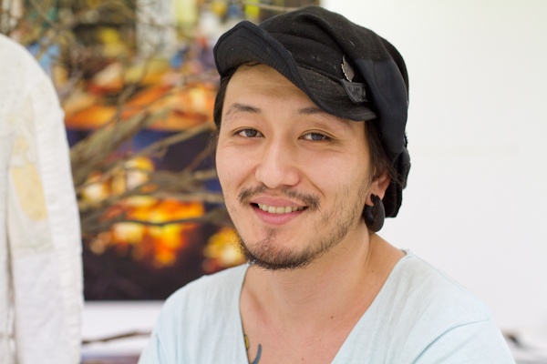 <b>写真展の設営や準備は大勢のスタッフによって、オープン前日の深夜遅くまで続いていた。下段左側は今回の書行無常ロケの撮影現場で、藤原さんが書を書くときに纏う大切な衣装を作ったファッションデザイナーの青木貴志さん。スタイリストでもある青木さんのセンスが光る洋服は100年くらい前の端切れなどから作られているそうだ。すっごく素敵な衣装でボクも着たいなー!</b>