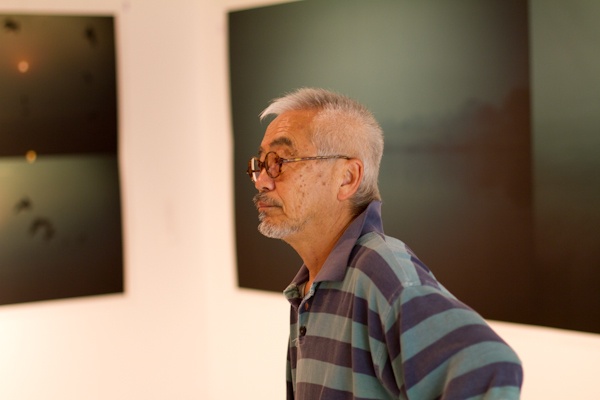 <b>写真展の設営や準備は大勢のスタッフによって、オープン前日の深夜遅くまで続いていた。下段左側は今回の書行無常ロケの撮影現場で、藤原さんが書を書くときに纏う大切な衣装を作ったファッションデザイナーの青木貴志さん。スタイリストでもある青木さんのセンスが光る洋服は100年くらい前の端切れなどから作られているそうだ。すっごく素敵な衣装でボクも着たいなー!</b>