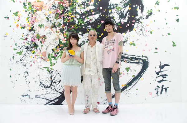 <b>翌日の日曜日には会場ではゲストを迎えてのトークショーも開催された。雨の中、大勢の人が集まっていて盛況だった。写真家の都築響一さんの司会? のようなトークは絶妙。ゲストには大書を書く「人間筆」モデルになったアイドル系にかわいいAV女優の晶エリーさんも登場し、撮影現場の秘話など楽しい話題が続いていた。その他、衣装担当のデザイナーの青木さん、撮影アシスタントをつとめた石田さん&amp;戸澤さん、ブックデザインの坂下さんや、プレイボーイ編集部担当編集の近田さんも登場して盛り上がっていた。トークショー終了後も多くの人が並んでサイン会に参加。遅くまで続いていた。会期中、日曜日などには今後もトークイベントなどを開催するらしいので主催者に確認してみては。</b>