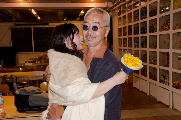 <b>翌日の日曜日には会場ではゲストを迎えてのトークショーも開催された。雨の中、大勢の人が集まっていて盛況だった。写真家の都築響一さんの司会? のようなトークは絶妙。ゲストには大書を書く「人間筆」モデルになったアイドル系にかわいいAV女優の晶エリーさんも登場し、撮影現場の秘話など楽しい話題が続いていた。その他、衣装担当のデザイナーの青木さん、撮影アシスタントをつとめた石田さん&amp;戸澤さん、ブックデザインの坂下さんや、プレイボーイ編集部担当編集の近田さんも登場して盛り上がっていた。トークショー終了後も多くの人が並んでサイン会に参加。遅くまで続いていた。会期中、日曜日などには今後もトークイベントなどを開催するらしいので主催者に確認してみては。</b>