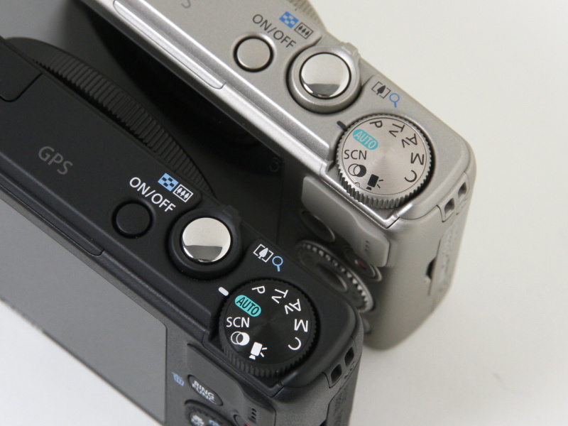 <b>本体上面。左からブラック、シルバー</b>