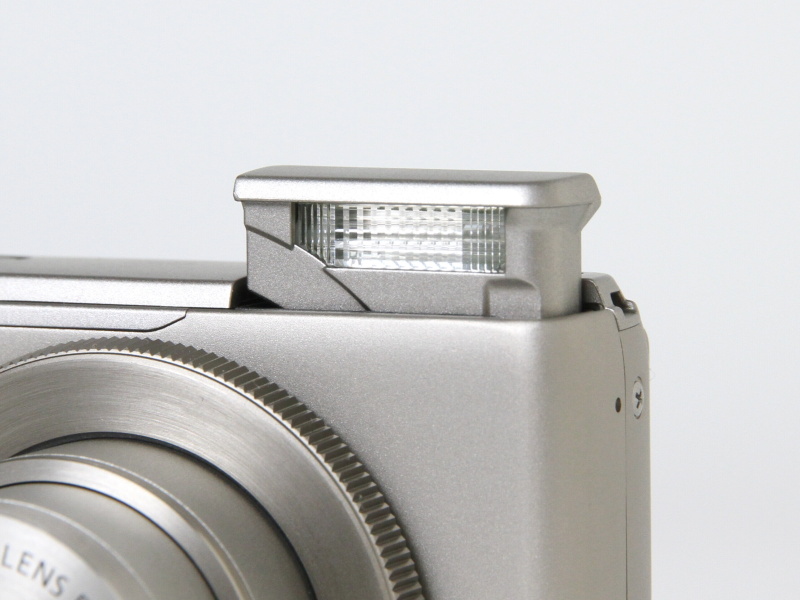 <b>自動昇降式のストロボを継承</b>