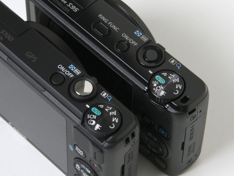 <b>本体上部の様子（右はS95）</b>