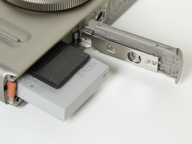 <b>記録メディアスロット、バッテリー室</b>