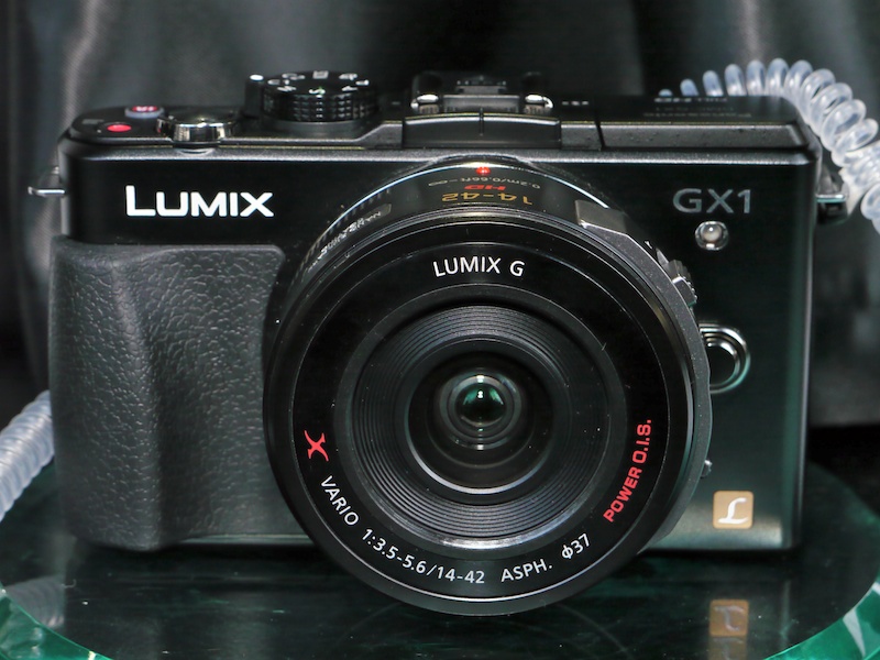 <b>LUMIX DMC-GX1エスプリブラック。装着レンズはLUMIX G X VARIO PZ 14-42mm F3.5-5.6 ASPH. POWER O.I.S.。</b>
