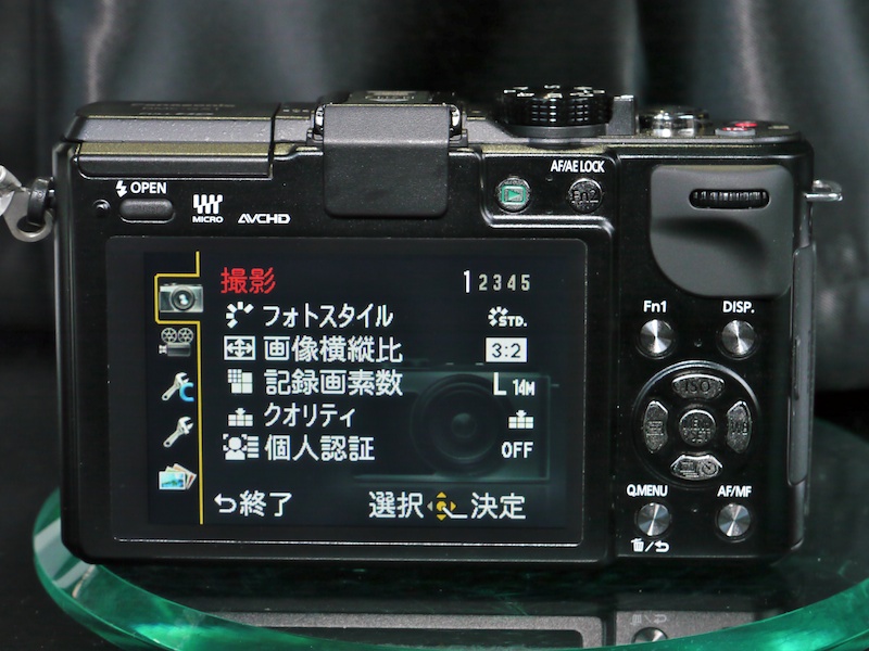 <b>LUMIX DMC-GX1エスプリブラック。装着レンズはLUMIX G X VARIO PZ 14-42mm F3.5-5.6 ASPH. POWER O.I.S.。</b>