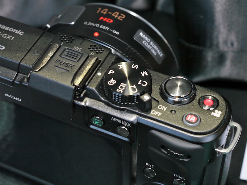 <b>モードダイヤルの操作感は重め。これも高級感を狙ってのことという</b>