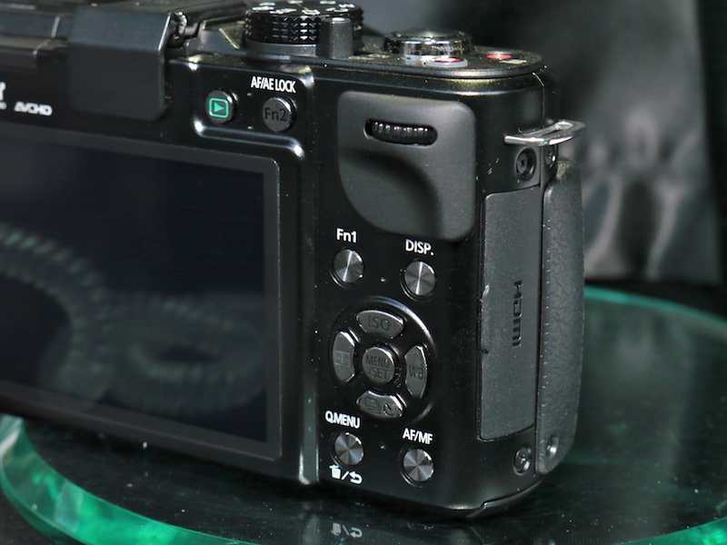 <b>メッキやスピン目が施された背面のボタン類。金属感が出ている</b>