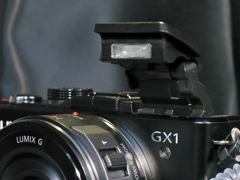 <b>ポップアップストロボ。DMC-GF3では省略された装備だ</b>