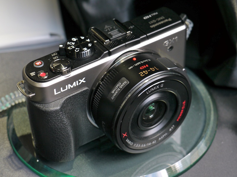 <b>パワーズームキットに含まれるLUMIX G X VARIO PZ 14-42mm F3.5-5.6 ASPH. POWER O.I.S.を装着。こちらは電源OFF時</b>