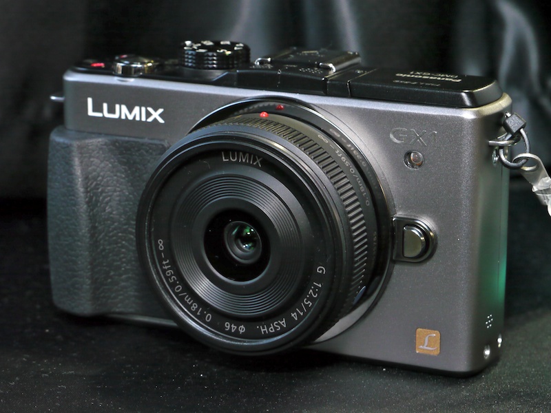 <b>LUMIX DMC-GX1。本体色はブレードシルバー。装着レンズはLUMIX G 14mm F2.5 ASPH.</b>