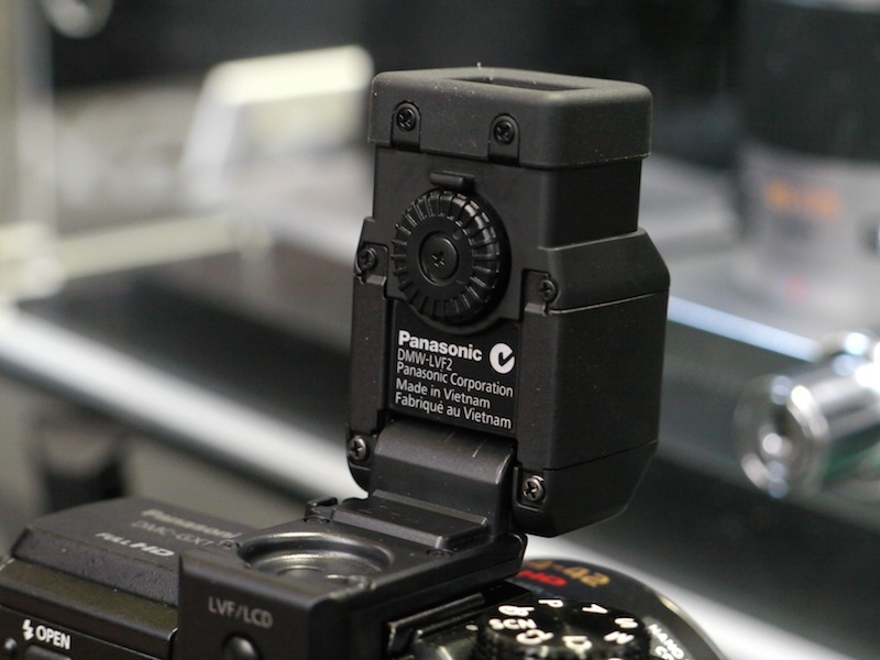 <b>視度補正ダイヤルは折り畳まれた中に装備。勝手に動くのを防ぐ</b>