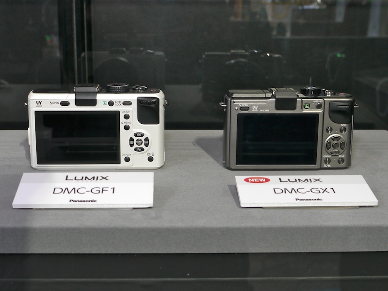 <b>DMC-G1との比較展示も。DMC-GX1の外寸は、DMC-GF2とほぼ同じなので、DMC-GF1より若干小さい。最も小さいのはDMC-GF3</b>