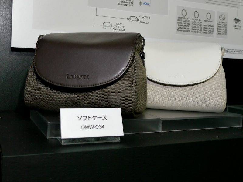 <b>ソフトケースDMW-CG4。DMC-GX1にPZ 14-42mmを装着したまま収納可能</b>