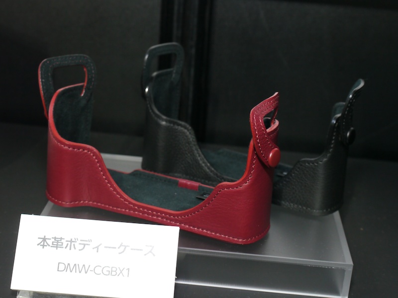 <b>DMC-GX1専用の本革ボディケースDMW-CGBX1。レッドとブラックをラインナップ</b>