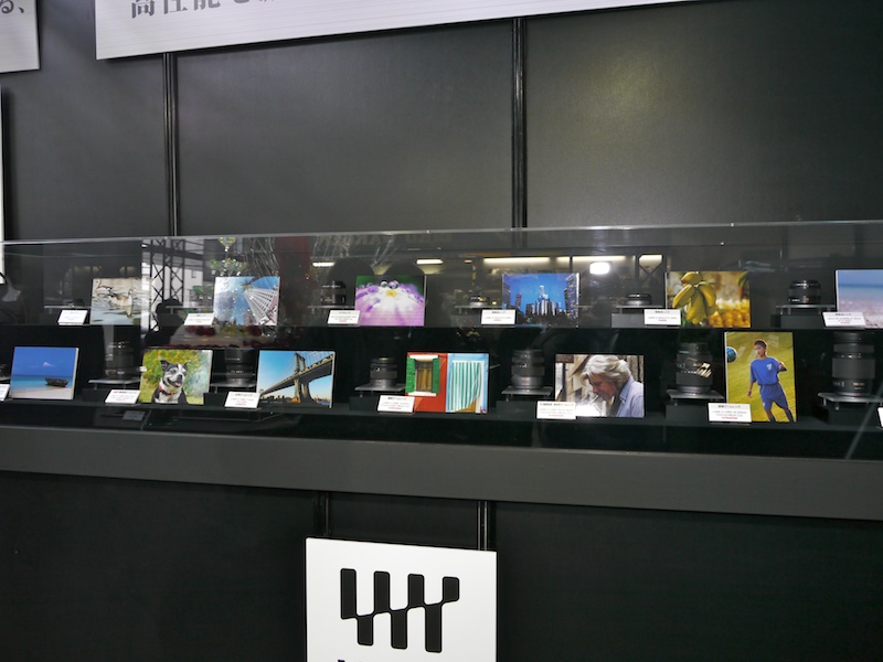 <b>LUMIX G交換レンズの展示コーナー。全14本を作例とともに紹介</b>