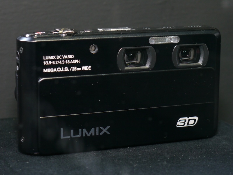 <b>参考出品の二眼式3Dデジタルカメラ。海外で発表済みのDMC-3D1と思われる。国内での発売時期は未定</b>