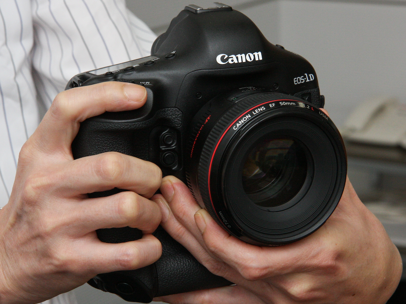 <b>EOS-1D X。2012年3月下旬発売。店頭予想価格は65万円前後の見込み</b>