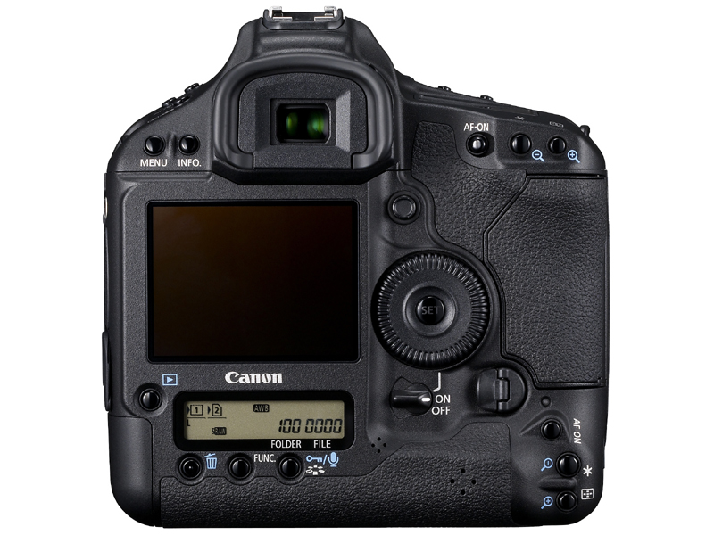 <b>こちらはEOS-1D Mark IVの背面。削除やファンクションのボタンが最下部にあり、縦位置時に誤って押すことがあったという</b>