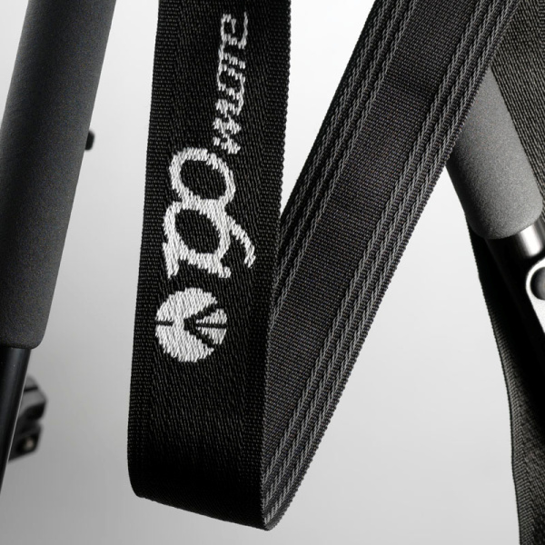 <b>ストラップと本体に190 Moreのロゴが入る</b>