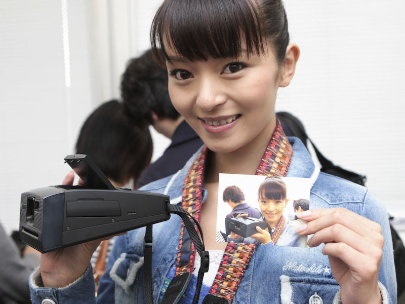 <b>撮影後にプリントボタンを押すと、プリントが1分以内に出てくる</b>