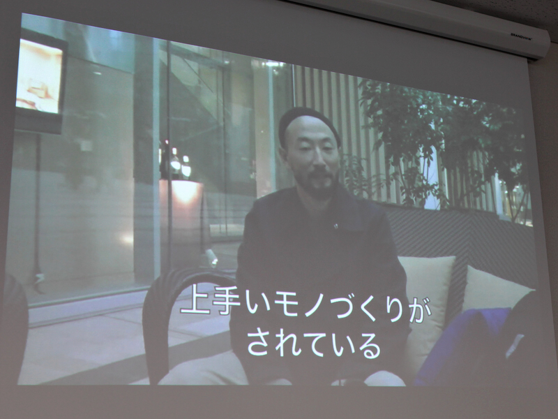 <b>インタビューに答える藤代冥砂氏</b>