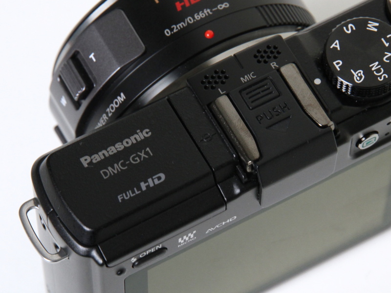 <b>本体上部にステレオマイクを内蔵</b>