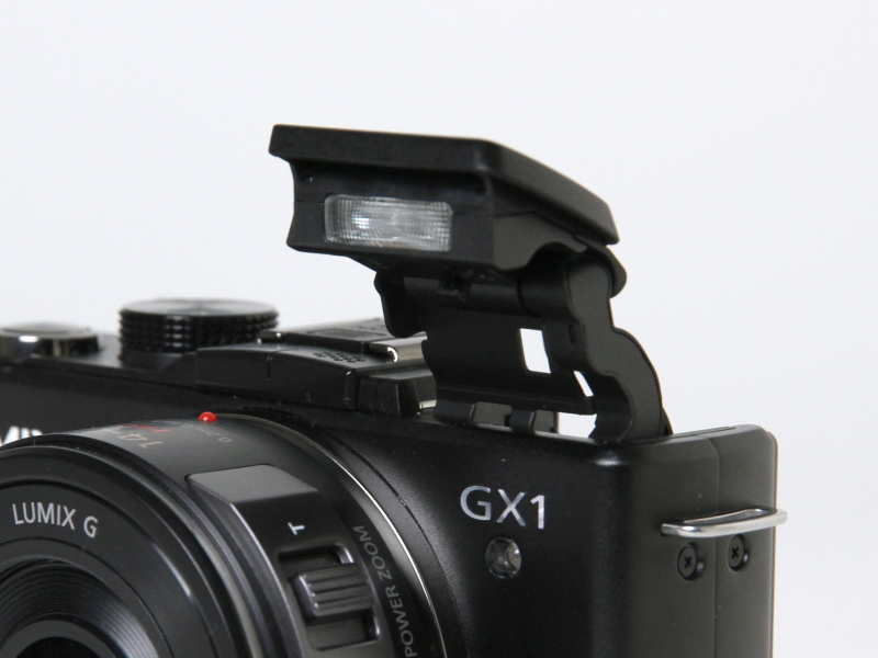 <b>内蔵ストロボをポップアップしたところ</b>