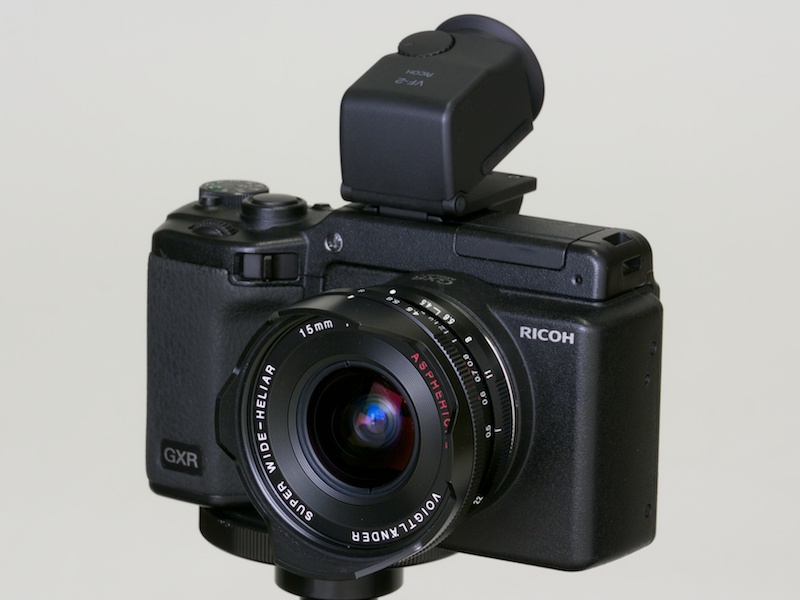 <b>GXR、GXR MOUNT A12、VF-2（EVF）、SUPER WIDE-HELIAR 15mm F4.5 Aspherical IIのフル装備状態。比較的小振りなレンズなので、GXR MOUNT A12にマッチしていると思う</b>