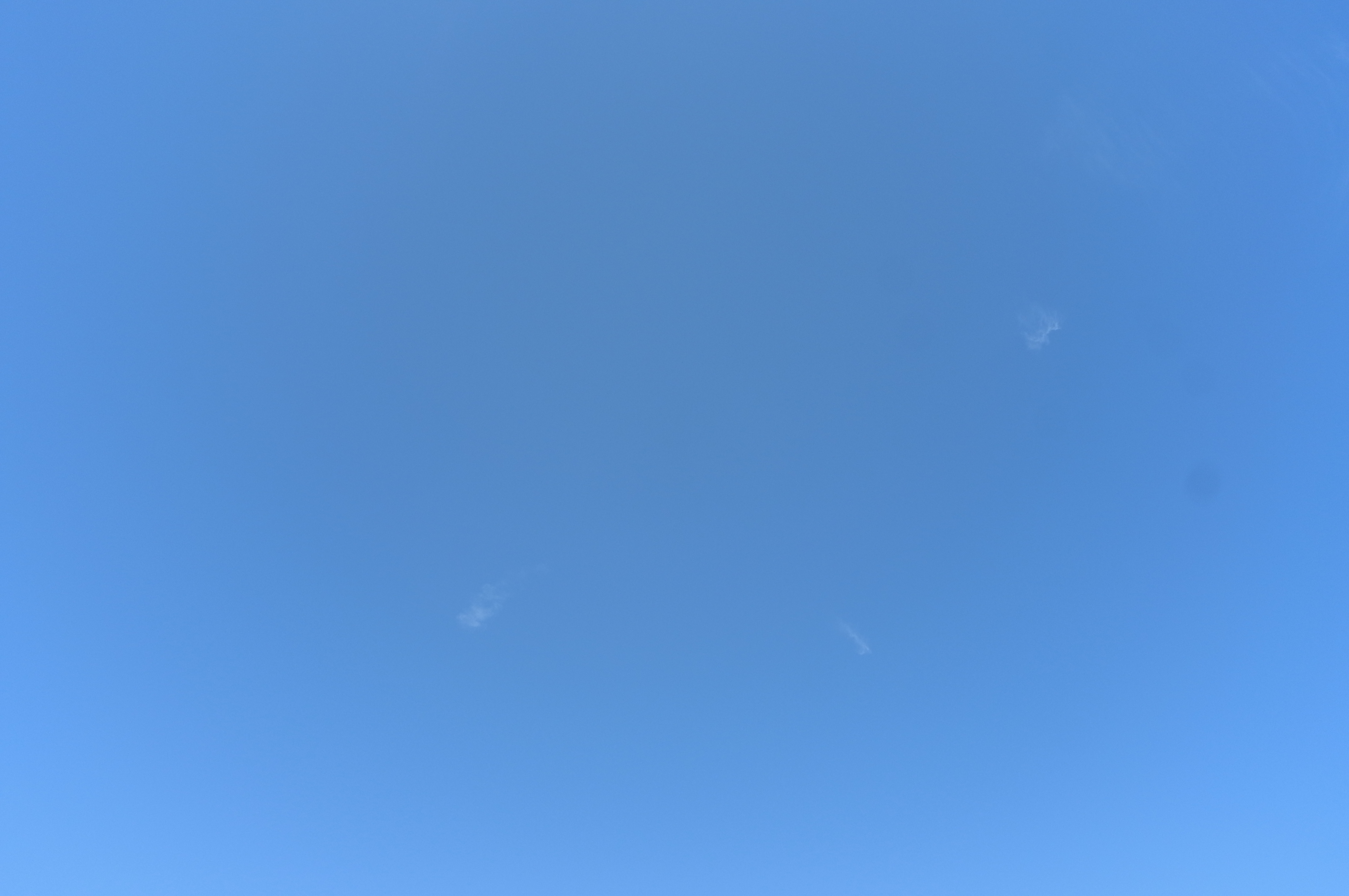 <b>周辺光量補正:+3 / GXR MOUNT A12 / SUPER WIDE-HELIAR 15mm F4.5 / 約4.0MB / 4,288×2,848 / 1/1,620秒 / F4.5 / 0.0EV / ISO200 / WB:屋外</b>