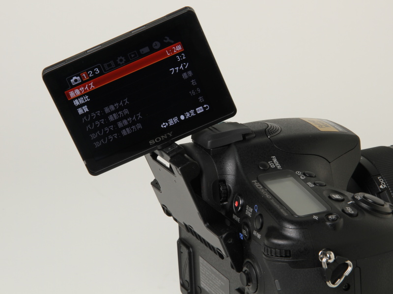 <b>（参考）兄貴分のα77は3軸チルト式を採用している</b>