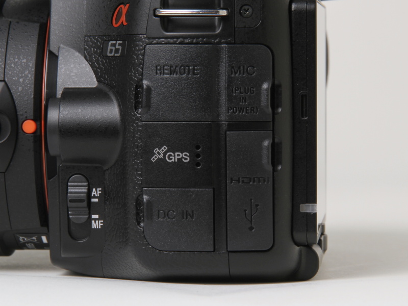 <b>α77と同様、GPSを内蔵する</b>