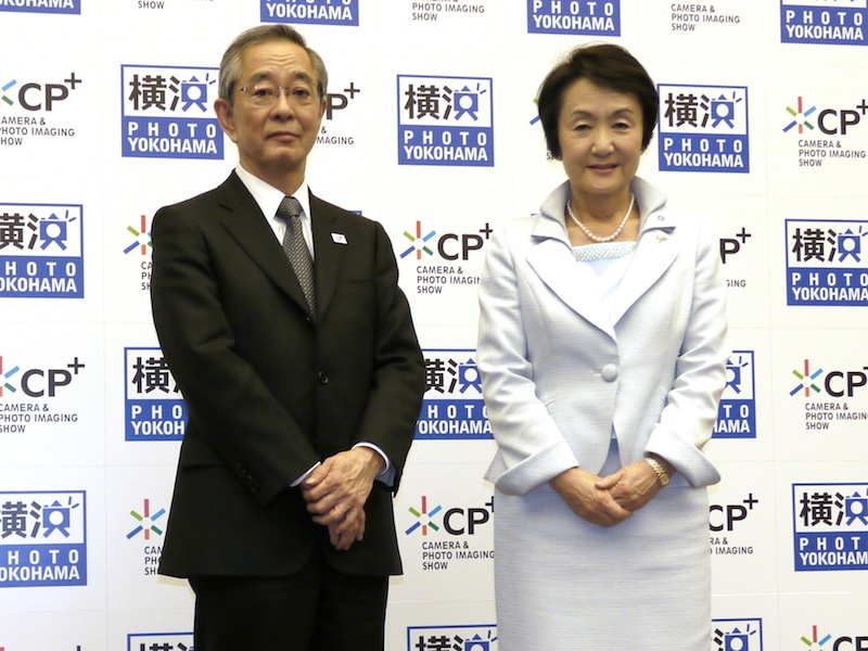 <b>左からCIPA代表理事会長の木村眞琴氏、横浜市長の林文子氏</b>