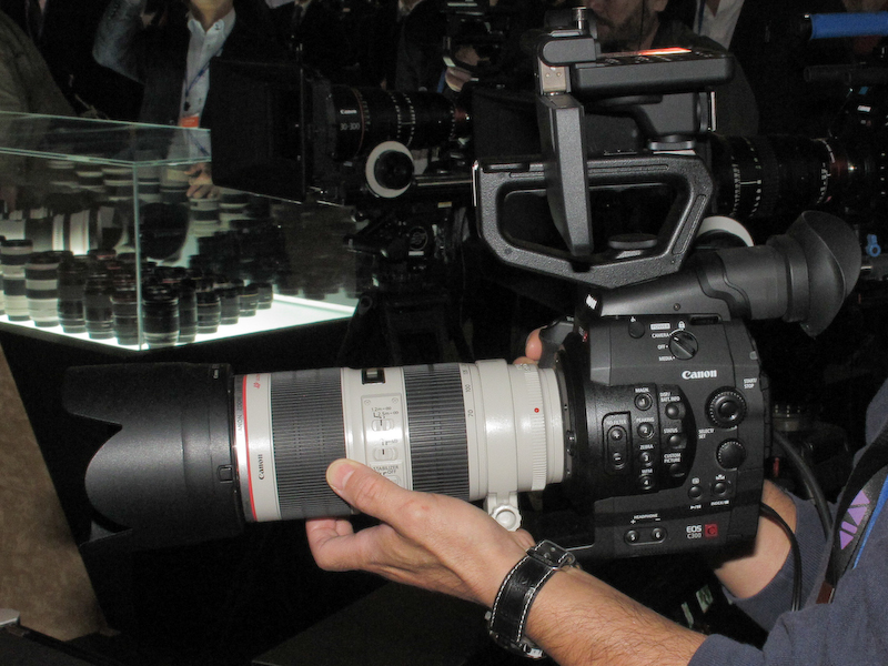 <b>EFレンズで試せるEOS C300もあった</b>