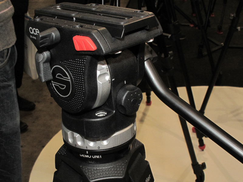 <b>雲台部分。コストを抑えるために外装を樹脂にしているが、グラスファイバー入りで強化しているという</b>