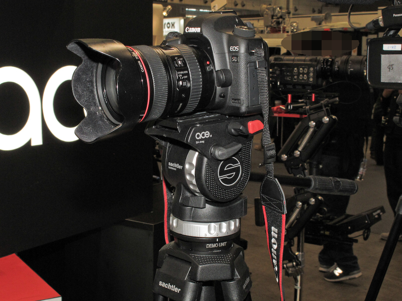 <b>デジタル一眼レフカメラを搭載したところ</b>