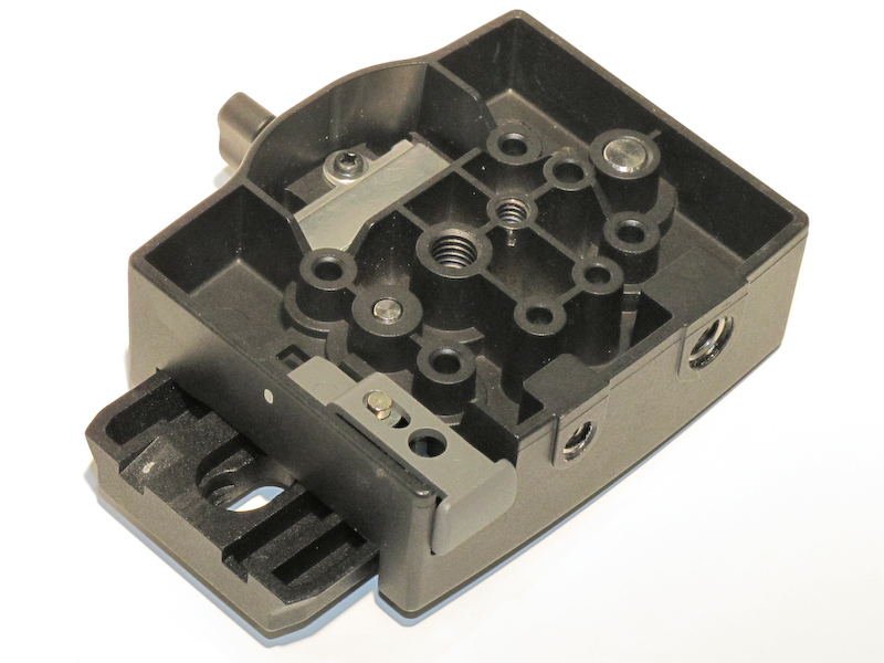 <b>裏面に三脚用ねじ穴を装備</b>