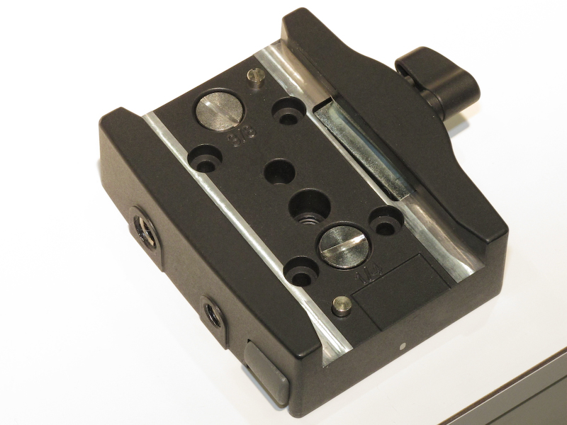 <b>ベースプレートには4つの穴があり板などに取り付けられる。予備のカメラネジも備える</b>