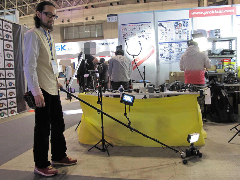 <b>ミニドーリースライダーの操作風景。ポールの操作で自在に走行できる</b>