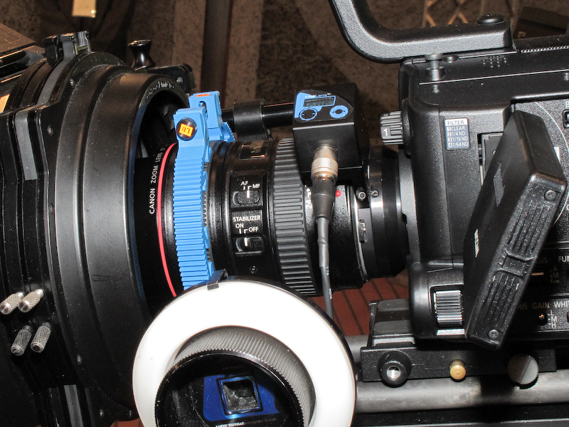 <b>LiveLens MFT Active Lens Mountを介して、AG-AF105にEFレンズを装着したところ</b>