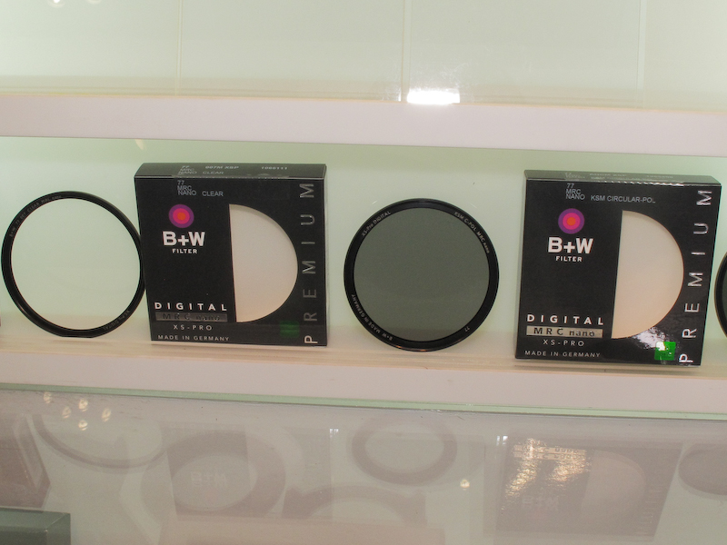 <b>MRC nanoコーティングになったフィルターの一例。左はプロテクトフィルター、右はPLフィルター</b>