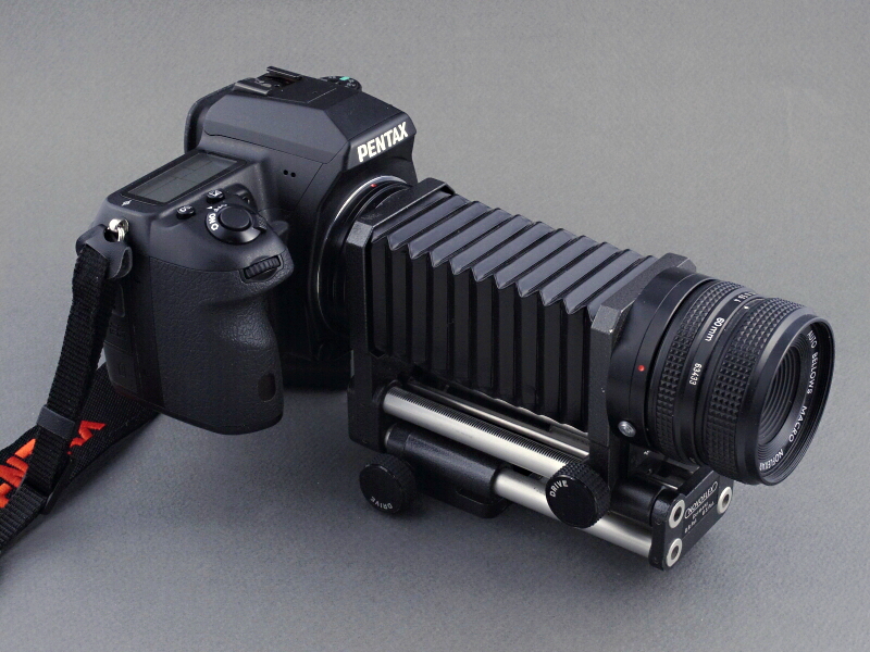 <b>今回紹介するノボフレックス製オートベローズをペンタックスK-5に装着したところ。一般的なベローズより小型軽量で、なおかつ「完全自動絞り」を実現した優れたアイテムだ</b>