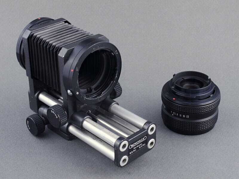 <b>オートベローズには同じくノボフレックス製の「ノフレクサー60mm F4マクロ」が付属していた。このレンズにはヘリコイドがなく、ベローズ専用となっている。またKマウントにもかかわらず、マウントに出っ張りがありカメラに直接装着することはできない。もちろんベローズには、さまざまなKマウントレンズが装着可能だ</b>