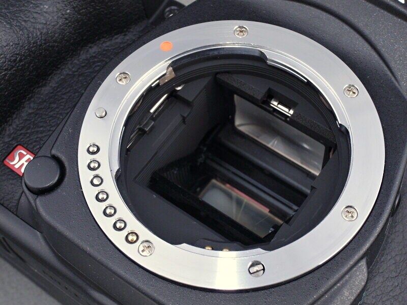 <b>まずK-5は*istDなどと違って、レンズを外した状態では“絞りレバー”が作動しない仕様になっているそうだ。しかしレンズを装着するとマウントの電気接点に通電し、それによって絞りレバーが作動する。つまりレンズ装着の有無を、電気接点の通電で感知している。従って普通であれば、古いMF用のKマウントレンズでも自動絞りが作動するはずである</b>