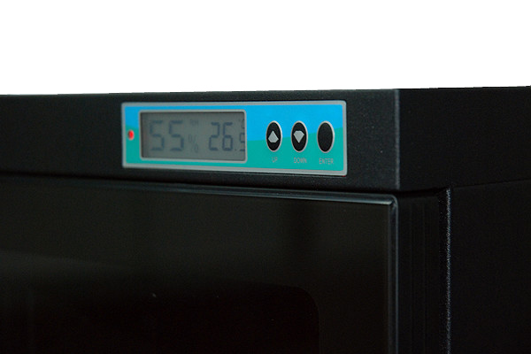 <b>デジタル温湿度計を備える</b>